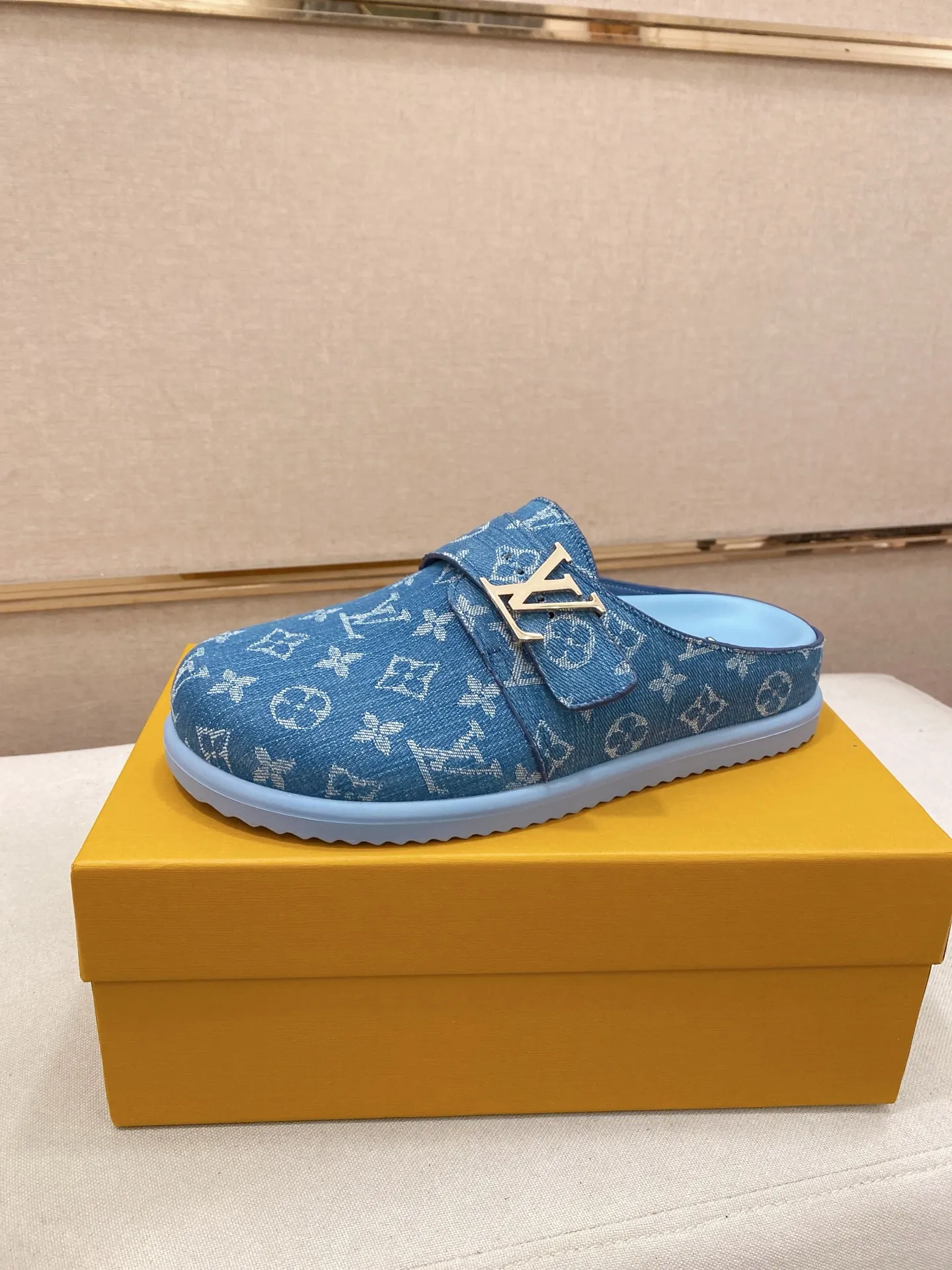 Men's shoes💰: 200💰38-45, LV Easy 2025 new men's casual sandals and slippers, made of suede cow leather, with Monogram pattern to highlight the trendy style. Adjustable straps illuminated with LV letters, while a resilient insole and micro outsole provide lightweight comfort. Made of suede cow leather with embossed Monogram pattern and brand element metal hardware✅Adjustable straps➕Tough insole‼ ️Micro outsole. Comfortable and easy to wear‼ ️